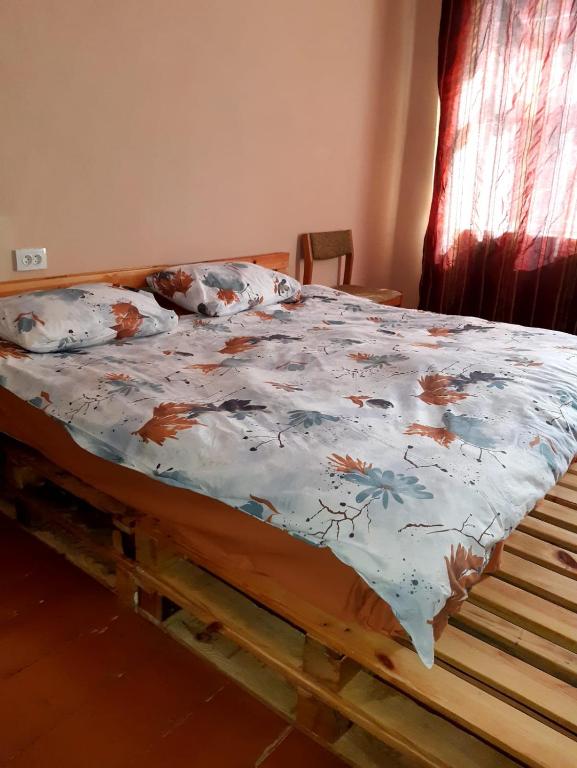 Postel nebo postele na pokoji v ubytování Nodara's garden