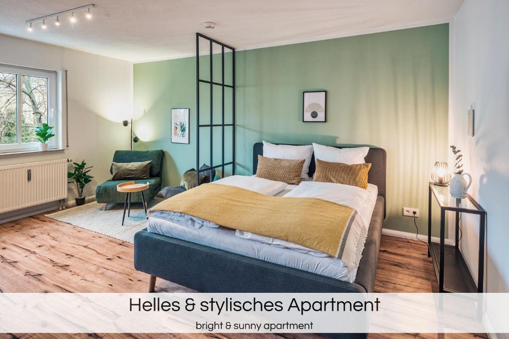 - une chambre avec un grand lit et une chaise dans l'établissement "Grüne Oase" - Nähe Altstadt - Garage - Ruhig - Nespresso, à Dresde