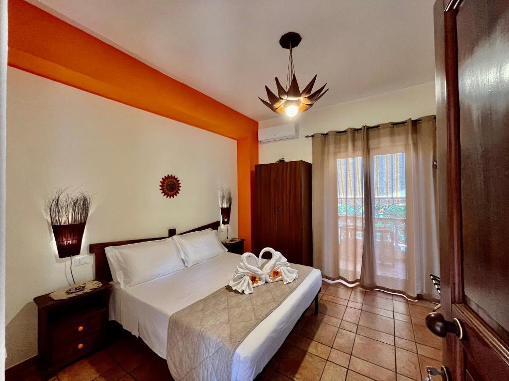 A bed or beds in a room at Tropea Casa Scirocco
