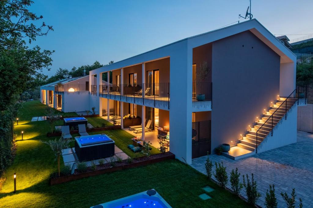 una vista aérea de una casa por la noche en SHILOH Private Luxury Apartments, en Costermano