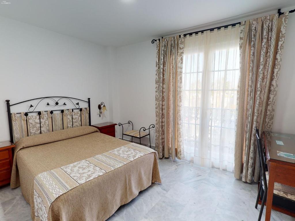 Łóżko lub łóżka w pokoju w obiekcie Hotel La Parrita