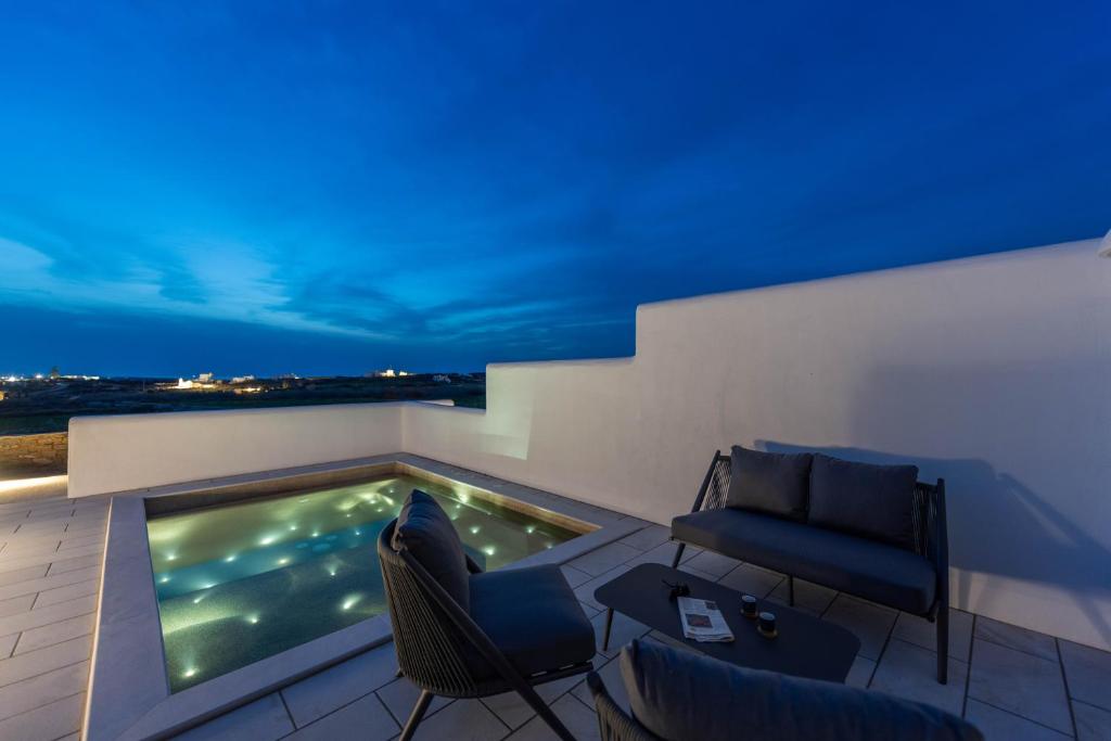 Bazén v ubytování Sersi Paros Villas & Suites nebo v jeho okolí