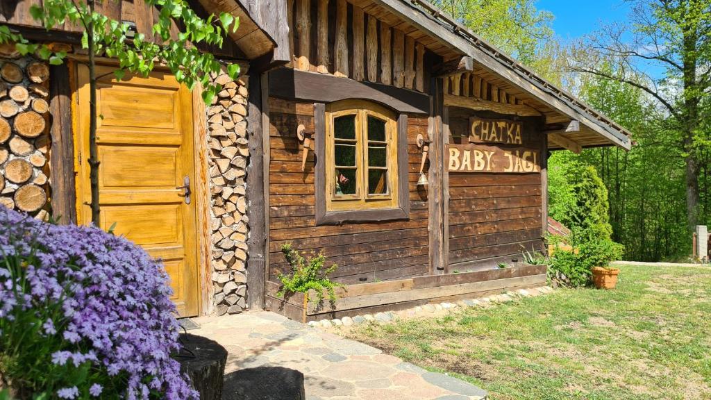a log cabin with a sign that says camel cabin best shave at Chatka Baby Jagi in Mikołajki