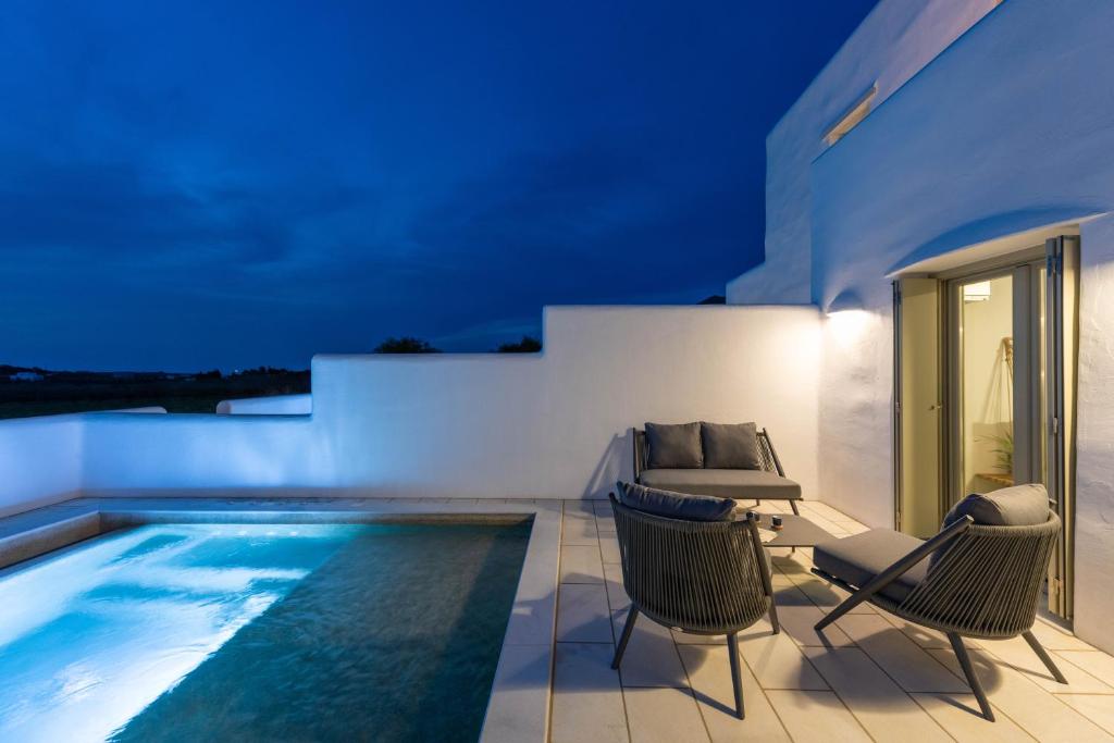 Bazén v ubytování Sersi Paros Villas & Suites nebo v jeho okolí