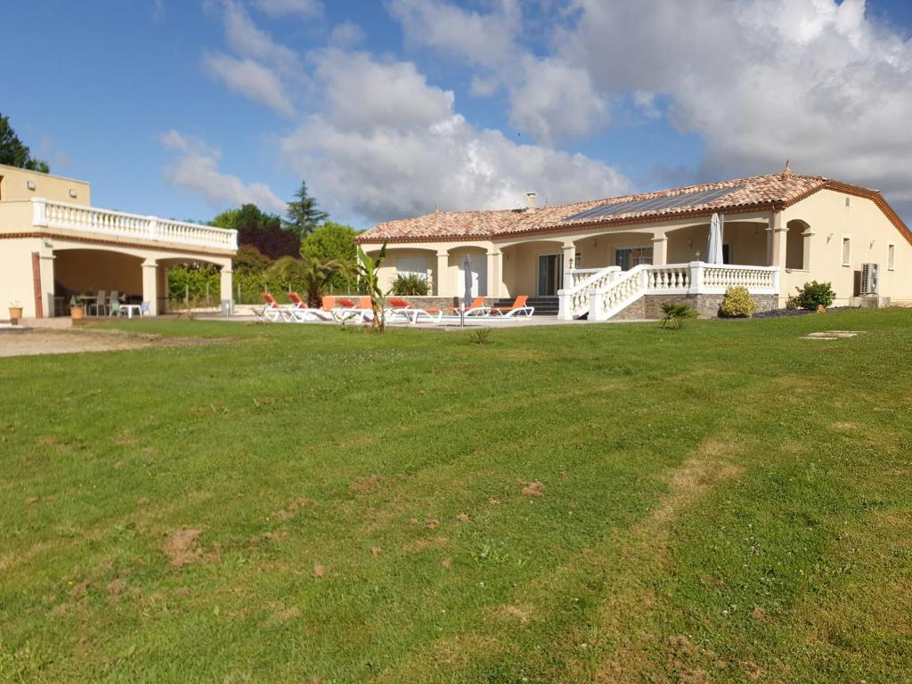 Gallery image of villa 15 personnes avec piscine et terrain de pétanque in Puysserampion