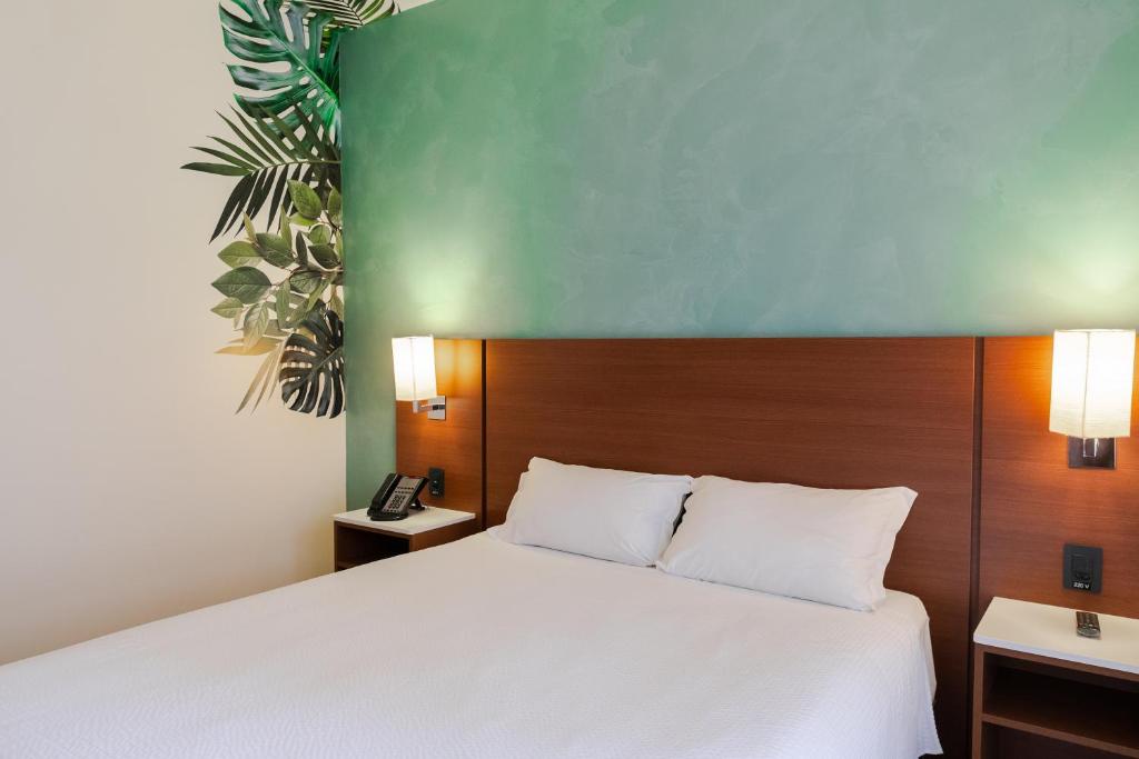 Postel nebo postele na pokoji v ubytování ibis Styles Curitiba Aeroporto