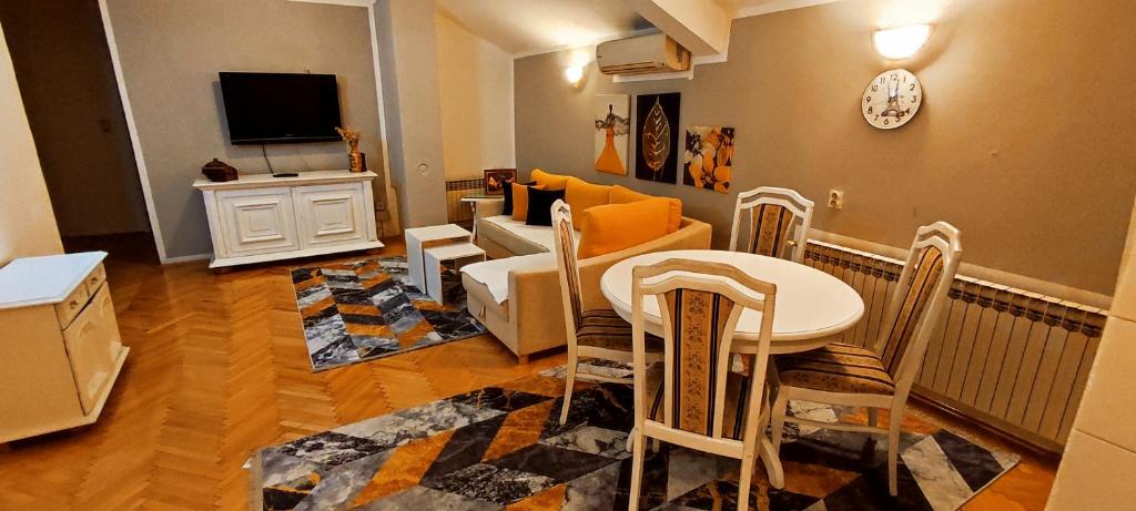 Villa Monera Apartments & Rooms & Free Garage - Three-Bedroom Apartment