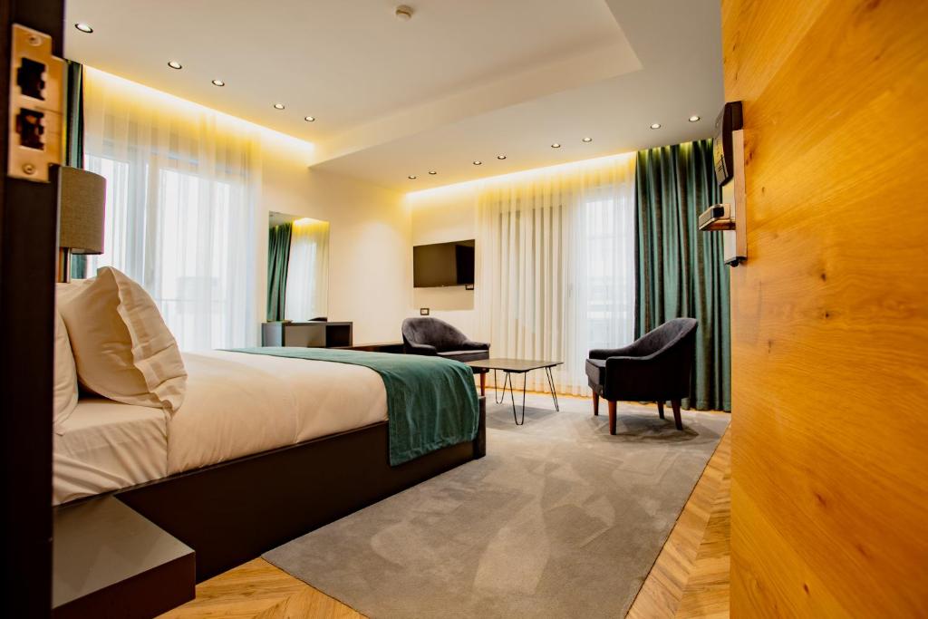 Postel nebo postele na pokoji v ubytování Ador Hotel