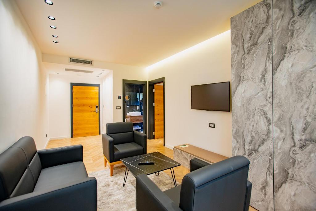 TV a/nebo společenská místnost v ubytování Ador Hotel