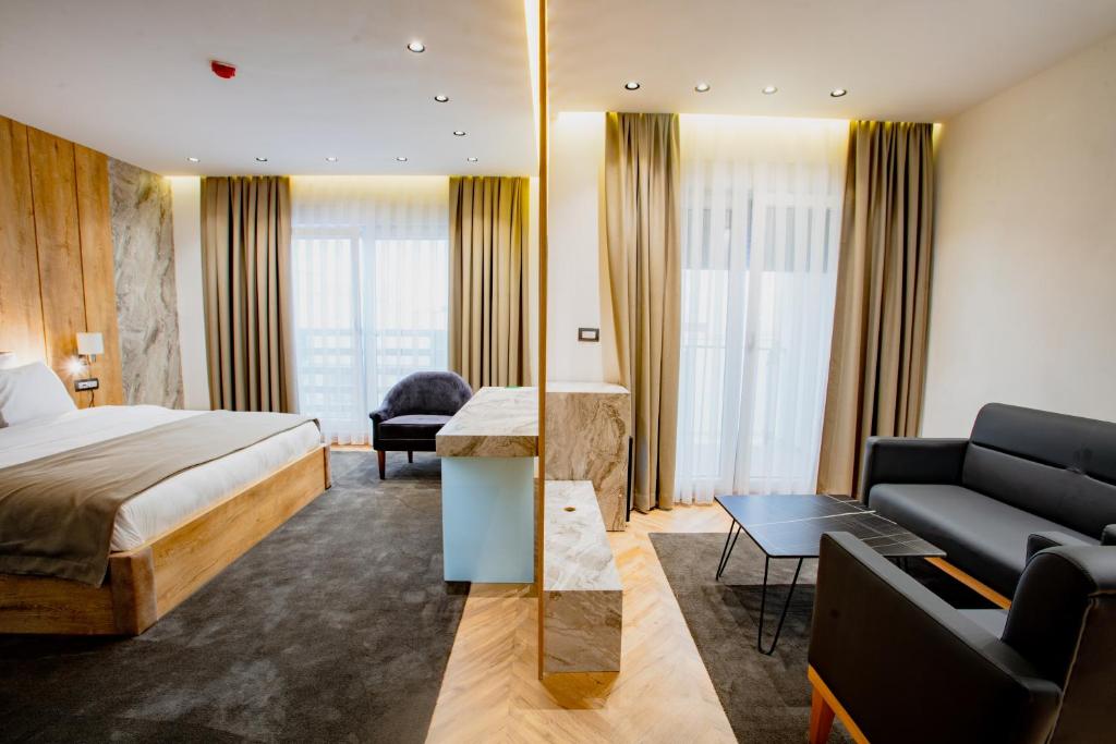 Postel nebo postele na pokoji v ubytování Ador Hotel