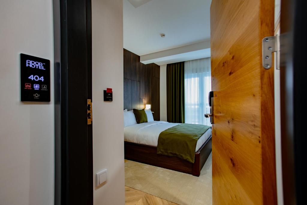 Postel nebo postele na pokoji v ubytování Ador Hotel
