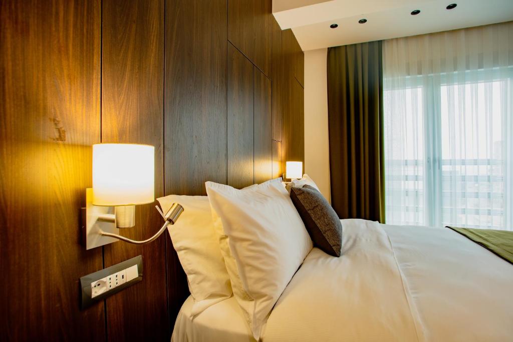 Postel nebo postele na pokoji v ubytování Ador Hotel