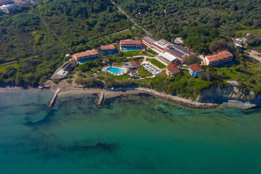 una vista aerea di un resort sulla spiaggia di Ibiscus Corfu Hotel a Roda