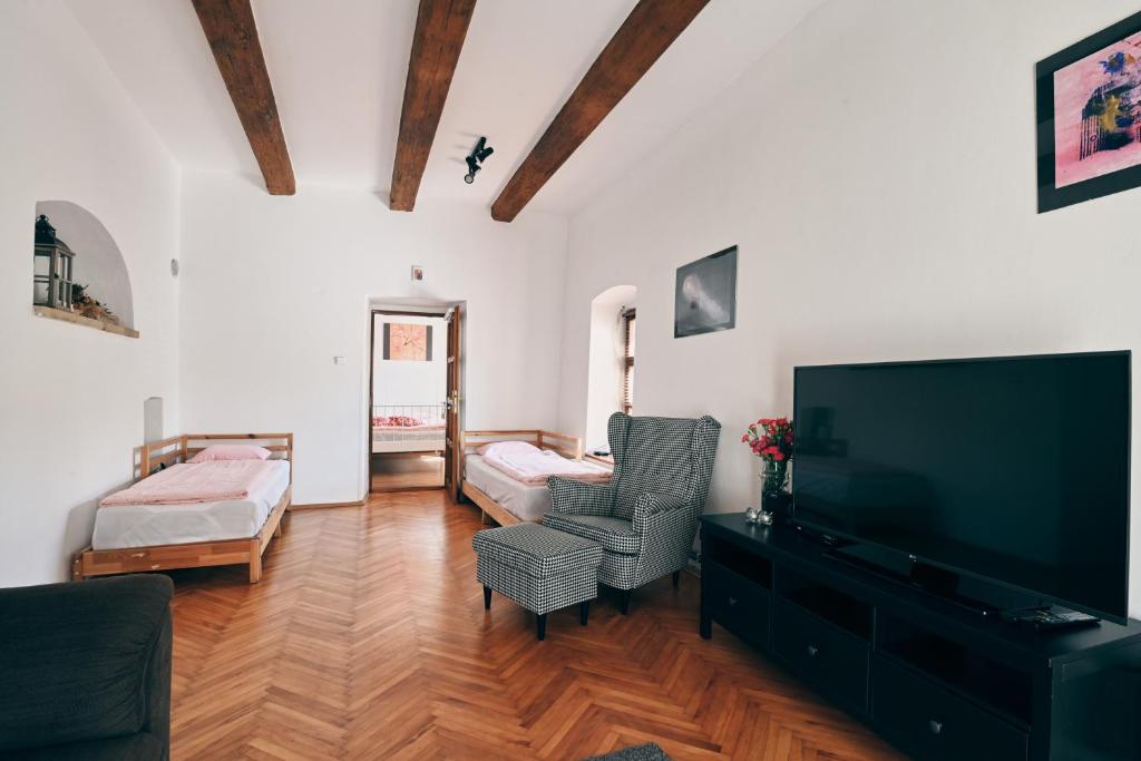 ein Wohnzimmer mit einem großen Flachbild-TV in der Unterkunft Kutná Hora Apartment in Kutná Hora