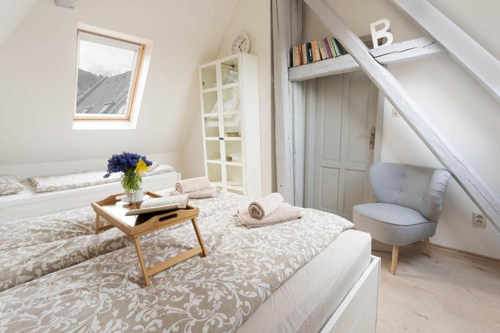 ein Schlafzimmer mit einem Bett mit einem Tisch und einem Stuhl in der Unterkunft Olymp apartment in Banská Štiavnica