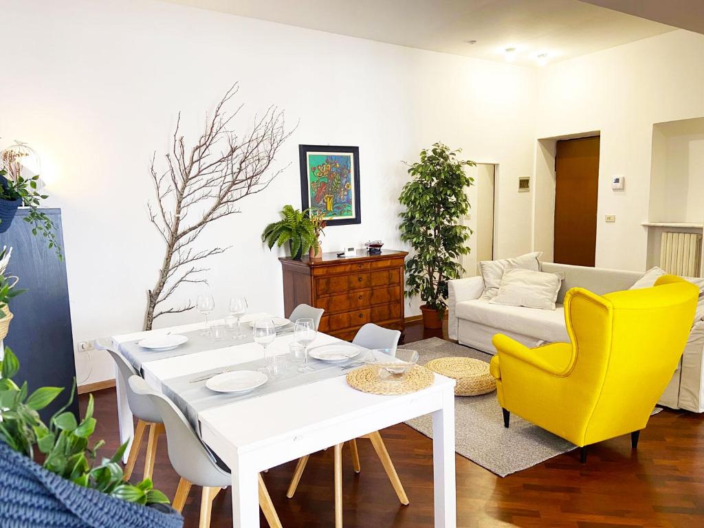 A seating area at Wild Apartment