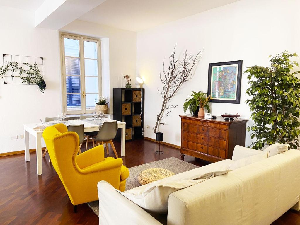 A seating area at Wild Apartment