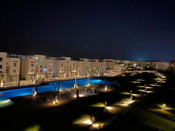 Bazén v ubytování Chalet 2 BDs 2 BRs at Second Floor for rent at Amwaj Sidi Abdelrahman for families ONLY and NOT Including Gate and Beach Pass fees nebo v jeho okolí