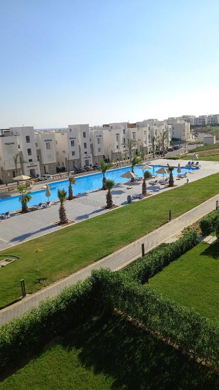 Bazén v ubytování Chalet 2 BDs 2 BRs at Second Floor for rent at Amwaj Sidi Abdelrahman for families ONLY and NOT Including Gate and Beach Pass fees nebo v jeho okolí
