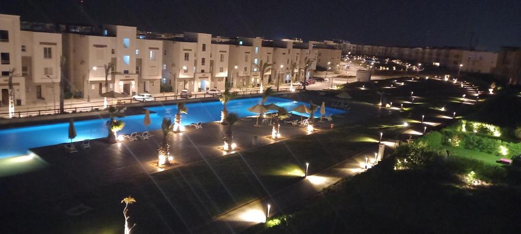 Bazén v ubytování Chalet 2 BDs 2 BRs at Second Floor for rent at Amwaj Sidi Abdelrahman for families ONLY and NOT Including Gate and Beach Pass fees nebo v jeho okolí