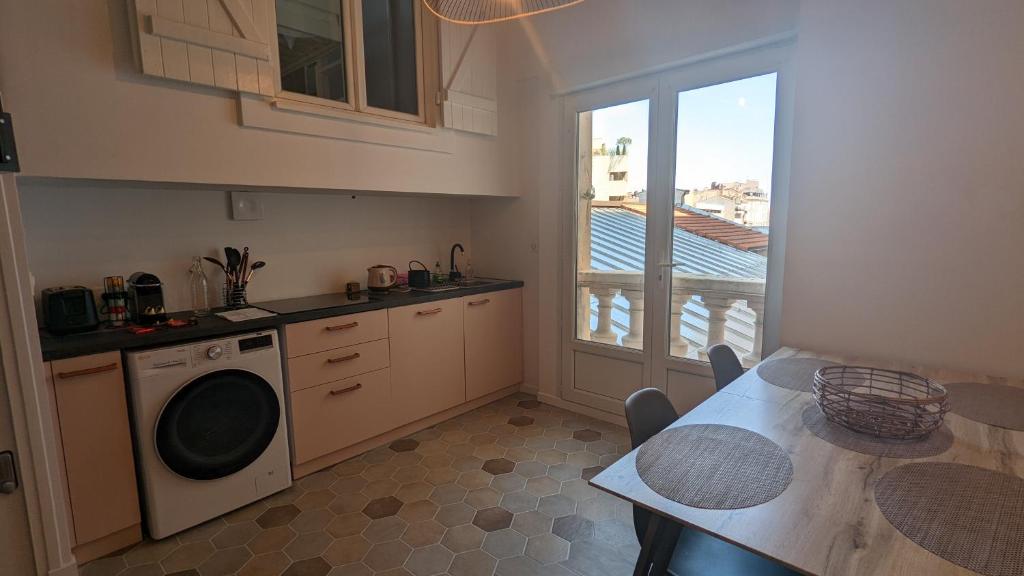 Kuchyňa alebo kuchynka v ubytovaní Appartement T3 , 650m du Palais des Festivals