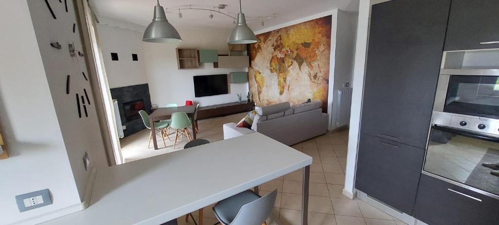 una cucina e un soggiorno con tavolo bianco in una camera di Appartamento Elipa a San Salvo