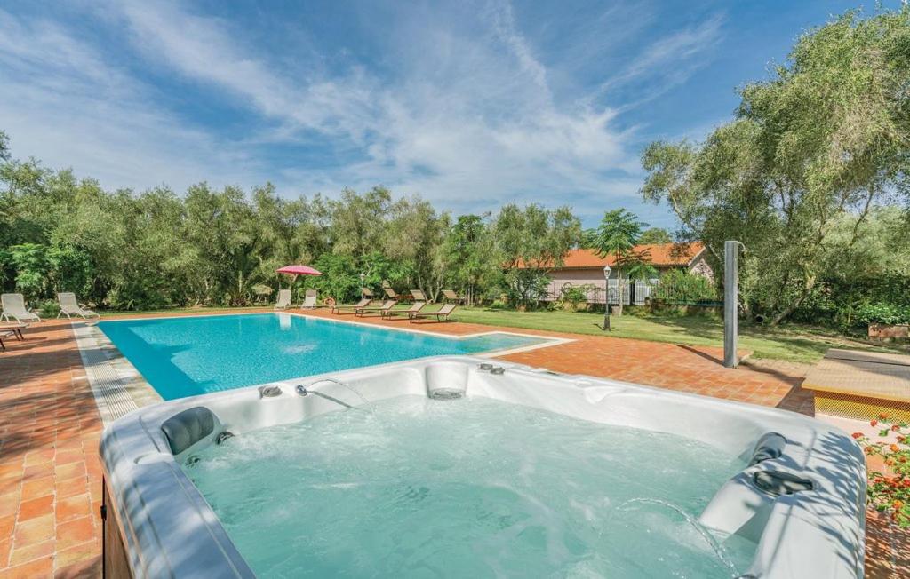 a swimming pool with a hot tub in a yard at Agriturismo Il Riccio in Forni di Gavorrano