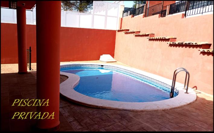 una piscina al centro di un edificio di Agradable chalet con piscina en Sierra d'Espadan a Tales