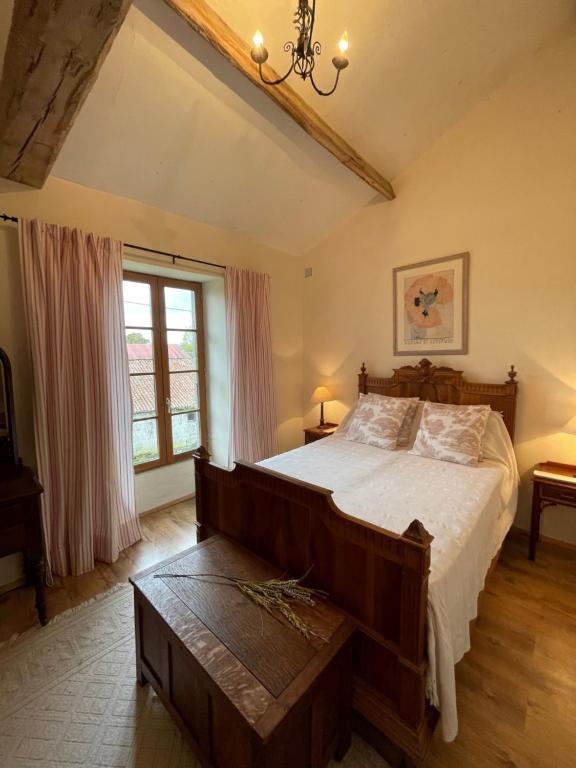 Postel nebo postele na pokoji v ubytování Beautiful Cottage with private plunge pool/Hot Tub - 40 mins from Puy du Fou