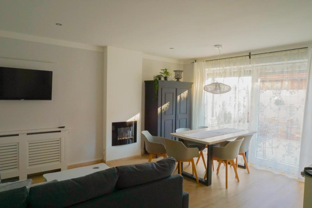 a living room with a couch and a table and chairs at Zauberhaftes Stadthaus in Altötting