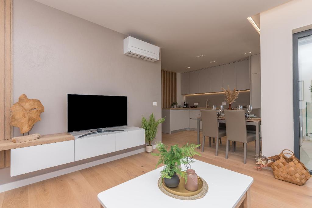 Televízia a/alebo spoločenská miestnosť v ubytovaní Luxury Apartment See to Sea-Sea&City view