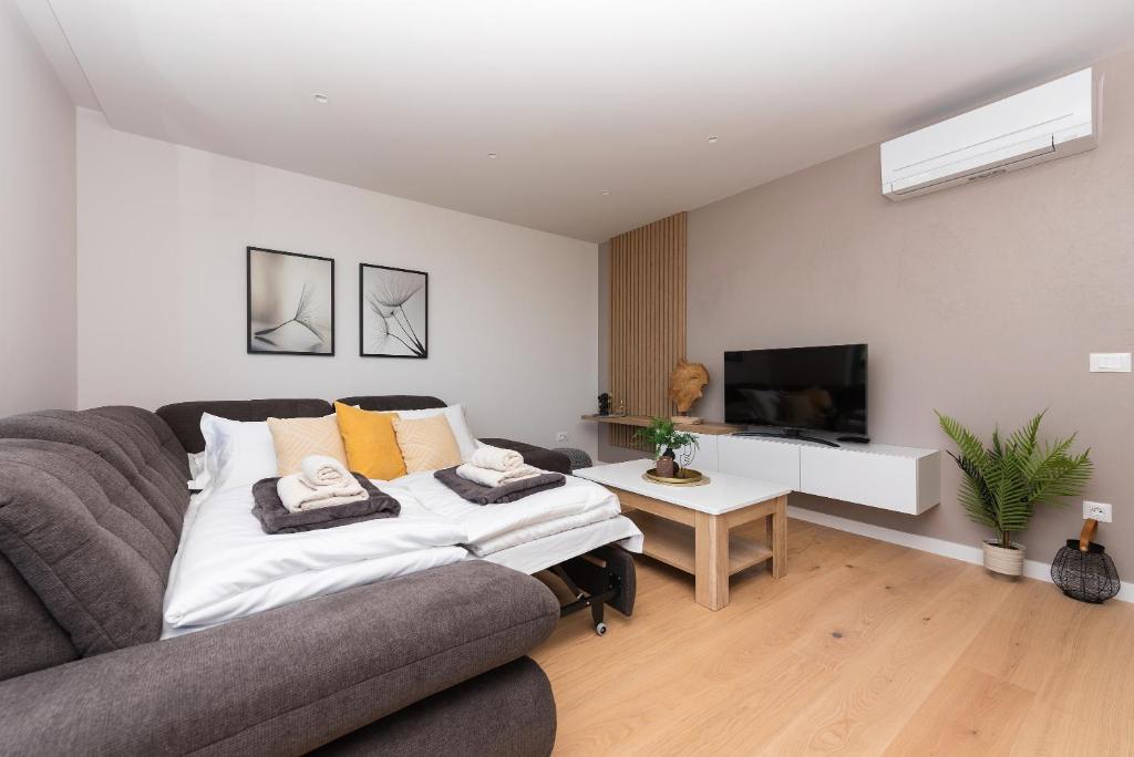 Televízia a/alebo spoločenská miestnosť v ubytovaní Luxury Apartment See to Sea-Sea&City view