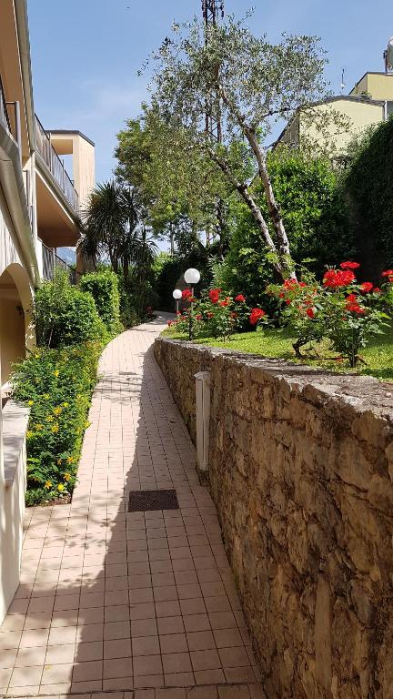 A garden outside Apartment Alberto