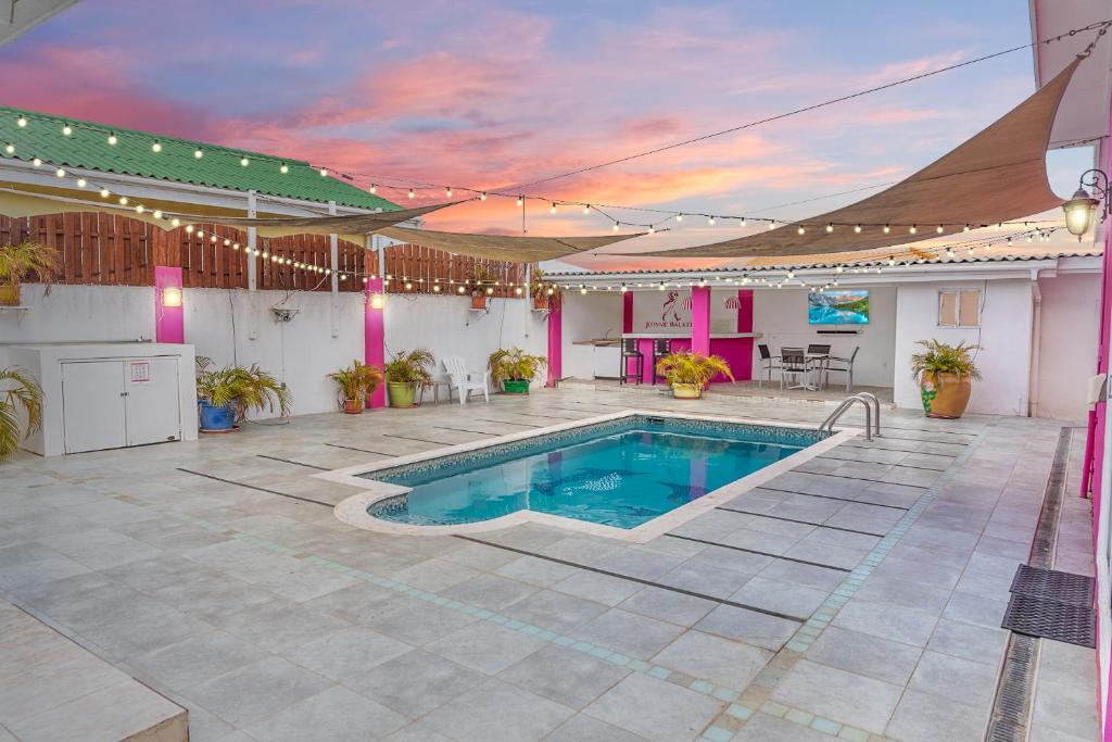 un patio con piscina en un edificio en Aqua Villa en Willemstad