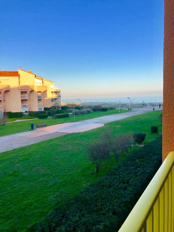 widok z balkonu budynku i drogi w obiekcie Appartement vue mer le barcares w mieście Le Barcarès
