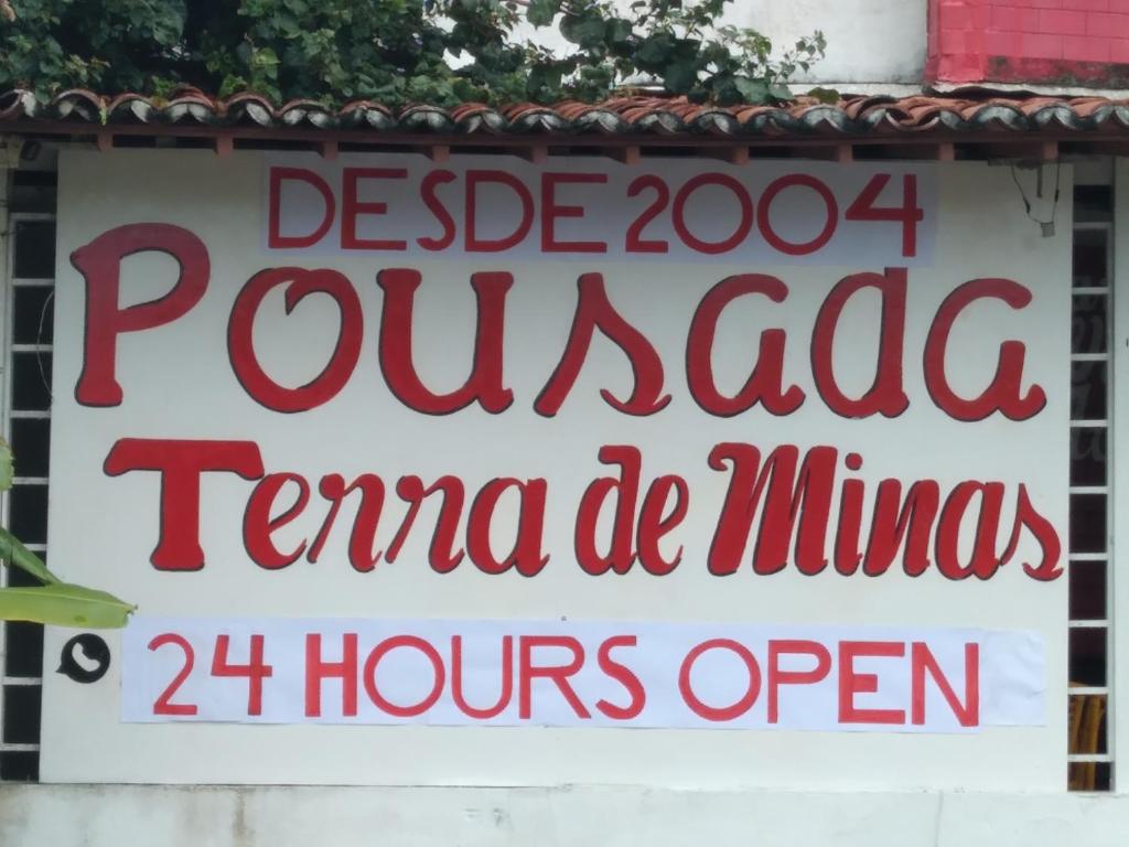 ナタールにあるPousada Terra de Minasの建物脇の看板