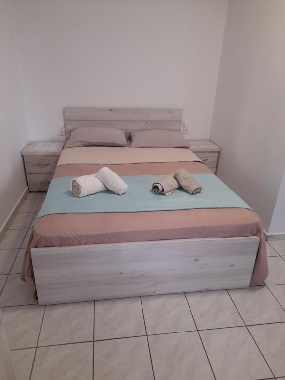 łóżko z dwiema poduszkami w pokoju w obiekcie Central Studio 2 w Heraklionie