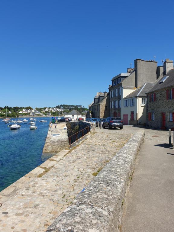 port z łodziami w wodzie i budynki w obiekcie Le Drellac'h w mieście Conquet