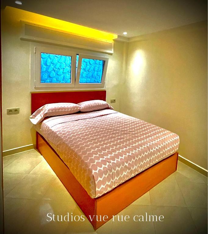 Een bed of bedden in een kamer bij Hôtel Réstinga Martil