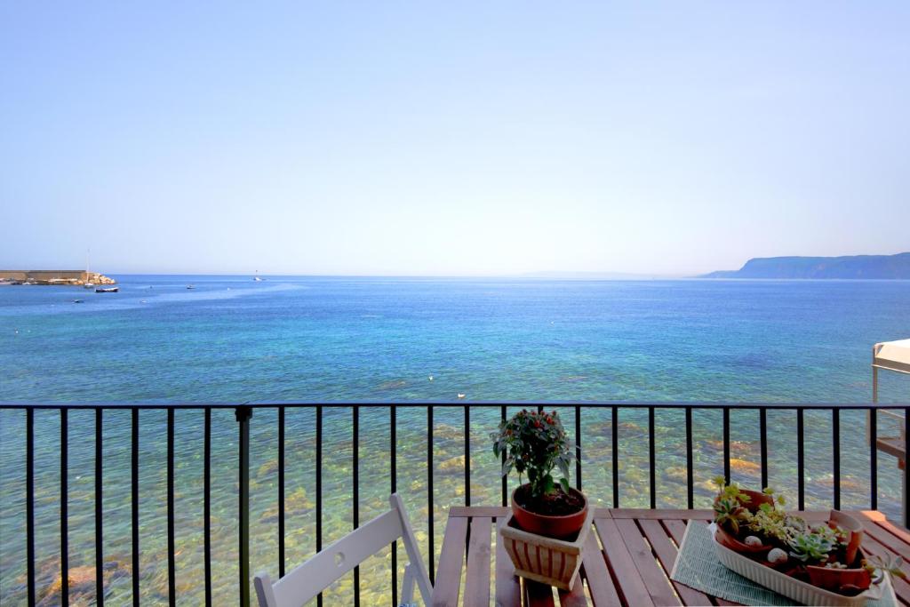 einen Balkon mit Meerblick in der Unterkunft Il sogno del pescatore in Scilla