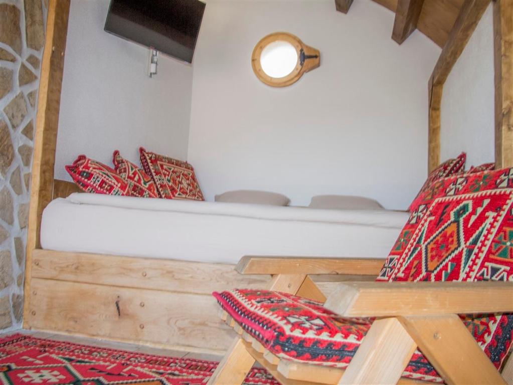 Fotografie z fotogalerie ubytování Mountain bungalows and a Hobbit House - Jazavčije Rupe v destinaci Han Pijesak