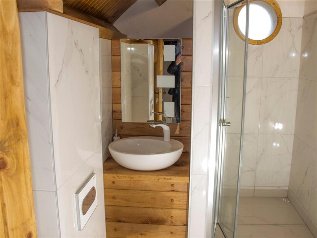 Koupelna v ubytování Mountain bungalows and a Hobbit House - Jazavčije Rupe
