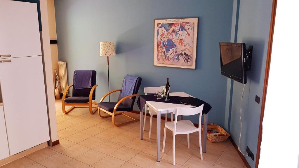 A television and/or entertainment centre at Apartment Alberto