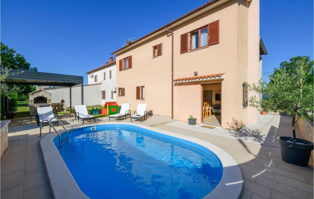 eine Villa mit einem Pool vor einem Haus in der Unterkunft Stunning Home In Dobrani With Wifi in Rebići