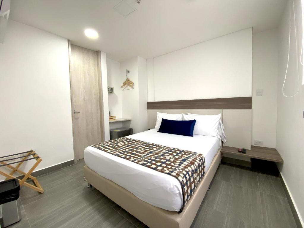 Postel nebo postele na pokoji v ubytování Seven Inn Hotel