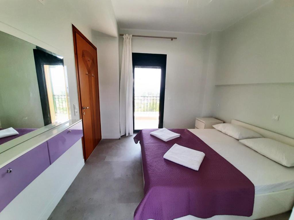 Posteľ alebo postele v izbe v ubytovaní Spacious Holiday House with Shared Pool