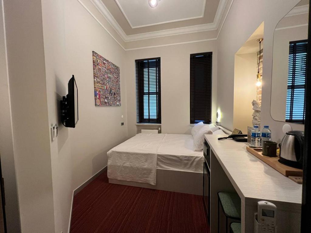 Кровать или кровати в номере Rafinn Hotel