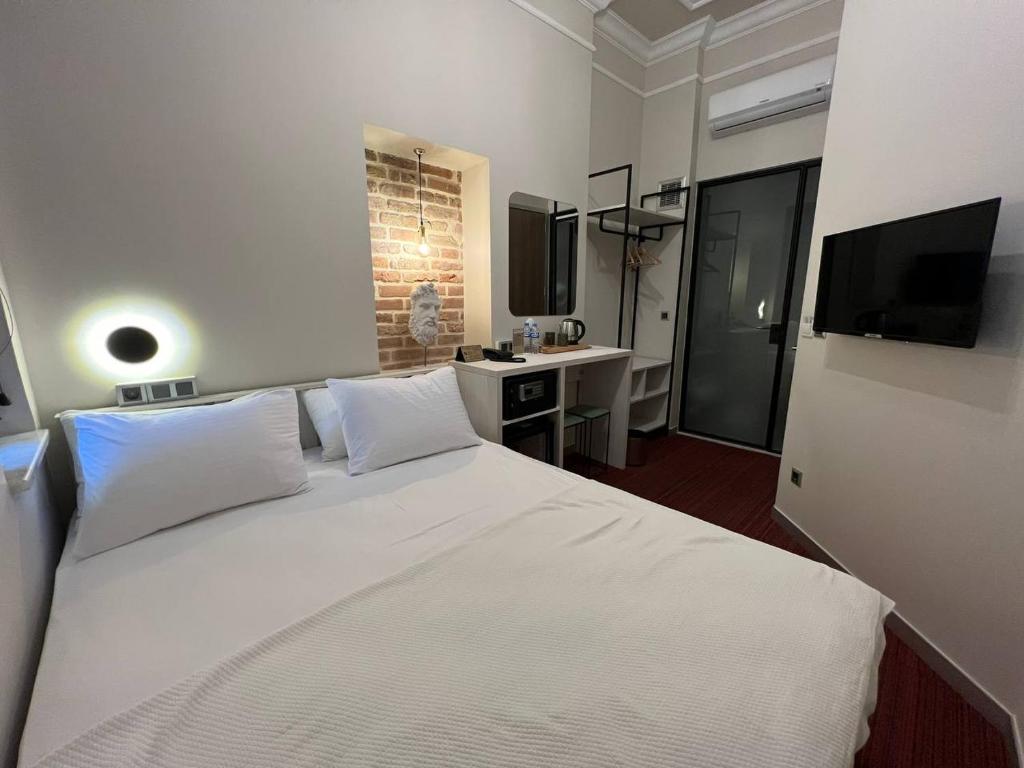 Кровать или кровати в номере Rafinn Hotel