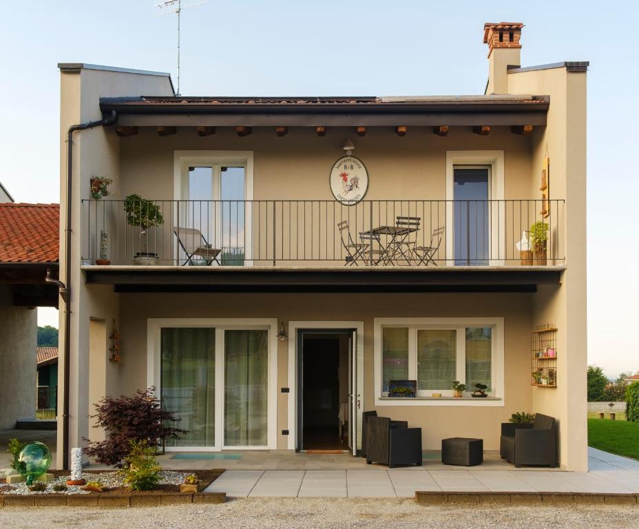 una casa con balcón y reloj en SANTINO'S HOUSE, en Peveragno