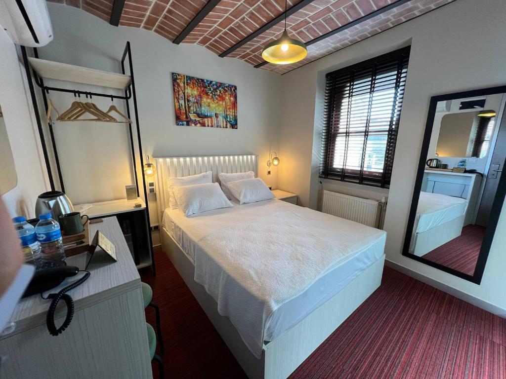 Кровать или кровати в номере Rafinn Hotel